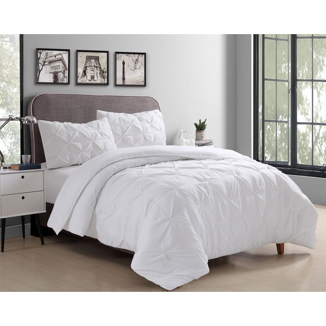 Swift Home Ensemble de Douillette à Plis Nervurés sur un Lit avec une Tête de Lit Rembourrée Courbée dans une Pièce Lumineuse. la Douillette en Microfibre Blanche et les Couvre-Oreillers Présentent des Plis Nervurés Détaillés pour une Conception Texturée et Infroissable Convenant à Toutes les Saisons. la Pièce Comprend une Table de Nuit Blanche avec une Lampe et des Livres, Trois Imprimés Architecturaux Encadrés Noir et Blanc, et une Grande Fenêtre avec des Carreaux à Grille Noirs.