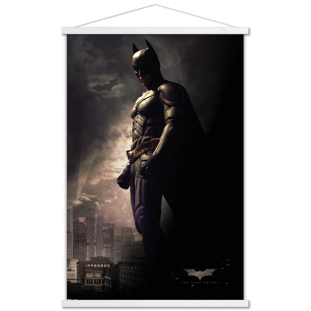 DC Comics Film - The Dark Knight - Batman dans l'Ombre Affiche Murale, 22,375 Pouces x 34 Pouces art Mural Encadré Montrant Batman en Armure Noire et cape Se Tenant de Profil contre une Ligne d'Horizon de Ville Sombre avec Ciel Nuageux et signal de Chauve-Souris, Convient pour Décorer des Chambres, des Bureaux Ou des Espaces à Thème.