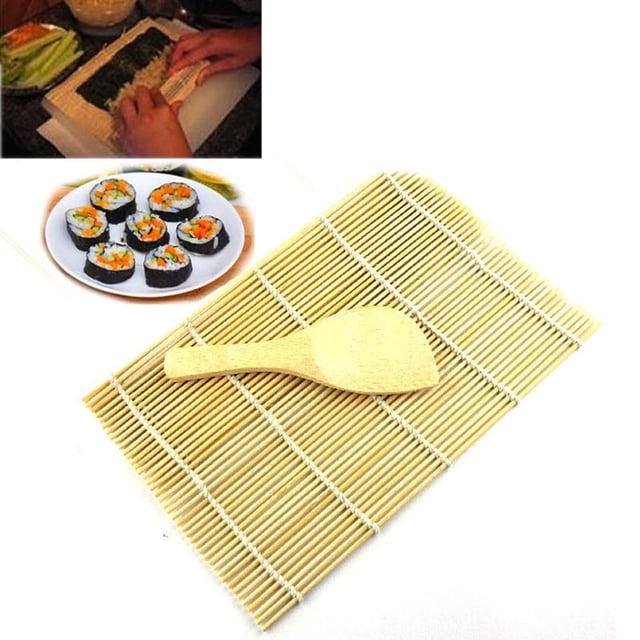 Agiferg Moule à Sushi Roulant Rouleau en Matériau Bambou Tapis Bricolage et une Palette de Riz. Comprend un Tapis à Sushi Roulant en Bambou, Environ 24 cm x 24 cm, et une Palette de Riz en Bois. le Tapis Présente des Lattes de Bambou Enroulées pour un Roulé Antiadhésif, Idéal pour Faire des Rouleaux de maki. la Palette de Riz Est Conçue pour Mélanger du Vinaigre de Riz dans du Riz à Sushi Sans Abîmer les grains. design Multicolore Montré avec la Préparation de Sushi et les Rouleaux Finis. Convient aux Amateurs d'Outils et de gadgets de Cuisine Spécialisés.