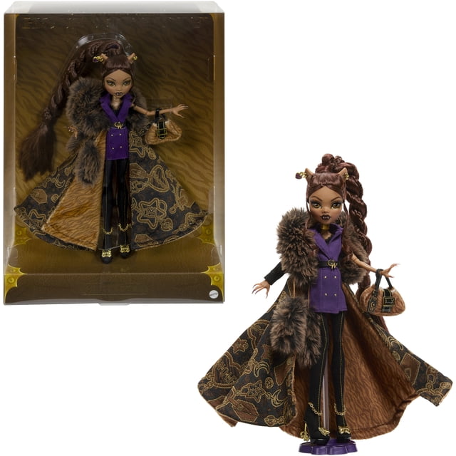 Monster High Clawdeen Wolf Maison de Poupée Wolf en Manteau Haute Mode avec Accessoires Haut de Gamme Présentant une Poupée en Robe blazer Sergé Violette avec Boutons Clous Dorés, Pantabots Noirs avec Quincaillerie Dorée, et un long Trench-Coat jacquard Monogramme avec Doublure en Fausse Fourrure et Garniture en faux Cuir. la Poupée Tient un Sac à Main en Fausse Fourrure avec une Boucle, Porte des Boucles d'Oreilles Dorées et un Ras-du-Cou en Ruban, et a une Queue de Cheval Haute Torsadée. Comprend un Support pour Poupée et un Emballage de Collection, Idéal pour l'Exposition