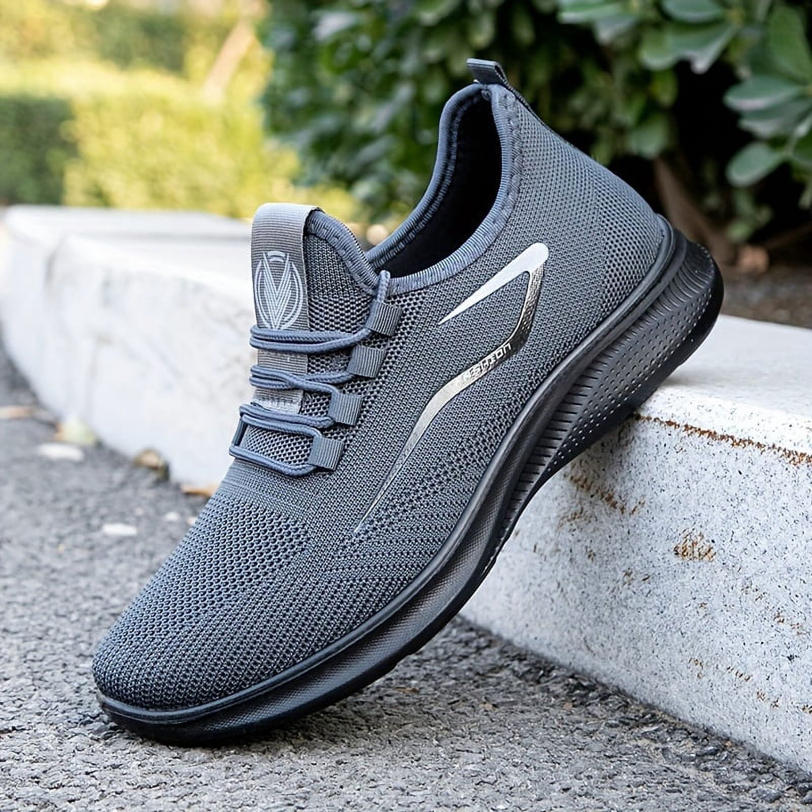 Mens Ultra-Light Ventilated Athletic Sneakers - High-Performance Running & Basketball Shoes for Comfortable Workouts at the Gym