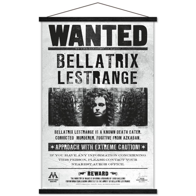 Le Monde des Sorciers : Harry Potter - Affiche Murale de Bellatrix Recherchée, 14,725 Pouces x 22,375 Pouces Affiche une Affiche de Style Vintage Recherchée avec Texte Noir Audacieux « Wanted » et « Bellatrix LESTRANGE ». Elle Comprend une photo en Noir et Blanc de Bellatrix LESTRANGE aux Cheveux Bouclés. l'Affiche l'Identifie comme une Mortelle Connue, une Meurtrière et une fugitive d'Azkaban, Avertissement pour