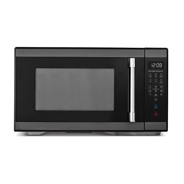 Hamilton Beach Four à Micro-Ondes de Comptoir 1,1 Pi3 en Acier Inoxydable Noir avec Vue Orientée vers l'Avant Montrant une Grande Fenêtre Rectangulaire, Poignée Verticale en Acier Inoxydable, et un Écran DEL Numérique avec Commandes à Pavé Tactile Comprenant 10 Niveaux de Puissance et des menus de Cuisson Préréglés.