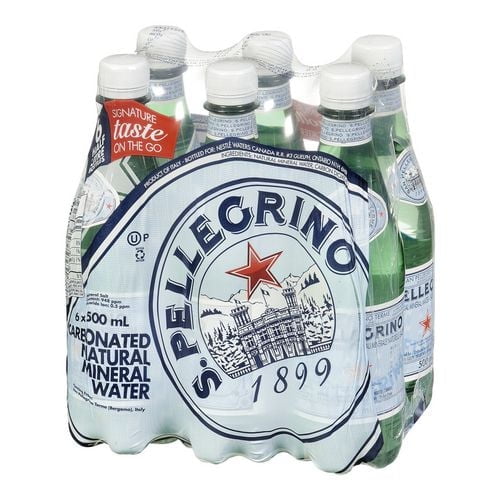 SAN PELLEGRINO Sparkling Eau Gazeuse – Ensemble de Bouteilles 6x500 ml Contenant six Bouteilles en Plastique Recyclables Vertes avec Bouchons Blancs, Emballées dans du Plastique de Marque Mettant en Vedette le logo de S. PELLEGRINO, une Étoile Rouge et une illustration des Alpes Italiennes, Mettant en Valeur l'Eau Minérale Naturelle avec une Gazéification Douce, Convient pour la Gastronomie et les Rafraîchissements sur le Pouce.