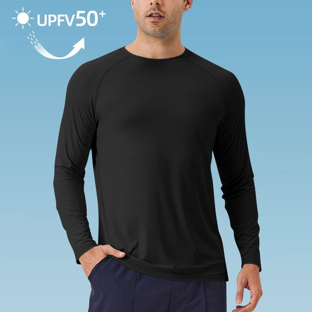Amzcrzy Mens Sun Protection Shirts Présentant un Tissu Écran Solaire de Haute Qualité avec une Protection UV UPF 50+. Ce Maillot Dermoprotecteur Noir à Manches Longues Est Fait de 95 % polyester et 5 % Élasthanne, Offrant des Propriétés Légères, Respirantes et Qui Évacuent l'Humidité. Conçu pour les Activités de Plein Air comme la Pêche, la Randonnée, la Natation et la Course, Il Offre un Confort Ultime avec un Col Sans Étiquette, des Coutures à Loquet Plat et des Manches raglan pour des Mouvements Sans Restriction. le Chandail Est Montré dans une Vue Frontale sur un Fond Bleu Pâle