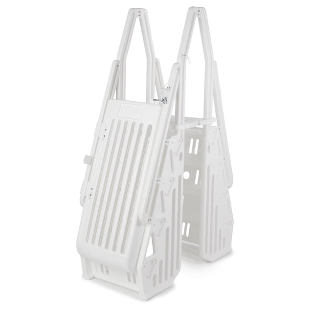 Vinyl Works Échelle d'Entrée hors Terre Réglable AF de 24 Pouces en Blanc, avec construction durable en Résine Plastique et Quincaillerie en Acier Inoxydable. Conçue pour les Piscines hors Terre avec des Parois Latérales jusqu'à 4,5 Pieds et un Fond Plat, Cette Échelle Comprend des Doubles Mains Courantes, Deux Brides de Montage sur Terrasse pour la Stabilité et une Porte à Loquet pour la Sécurité. Plateforme à Marches Supérieures Ajustable Allant de 48 à 56 Pouces pour Accueillir Diverses Hauteurs de Murs de Piscine. Supporte jusqu'à 300 Livres et Comprend des Rappels de