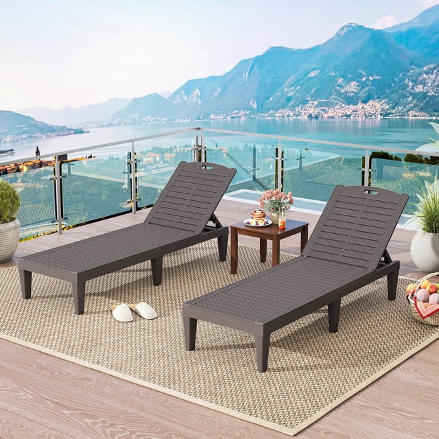 Costway Chaises Longues Ensemble de 2 avec Dossiers Réglables à 5 Positions en Brun, Fabriqué en Matériau Rotin PP durable. Exposées sur un patio Surplombant un Lac, Ces Chaises Longues d'Extérieur Sont Idéales pour Bronzer, Lire Ou Se Détendre. les Caractéristiques Incluent des Pieds Robustes, tool-free assembly et des surfaces Respirantes pour le Confort.