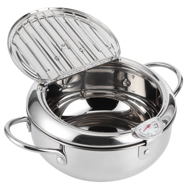 Friteuse Japonaise en Acier Inoxydable avec Poignée Froide, Rappel du Niveau d'Huile et Gril Amovible. la Friteuse Présente un Corps en Acier Inoxydable durable, un Thermomètre Intégré pour un Contrôle Précis de la Température de l'Huile, et un Couvercle de Gril Amovible pour un Nettoyage Facile. Elle Est compatible avec les Cuisinières à induction et a une Capacité de 2,2 L pour la Taille de 20 cm et de 3,2 L pour la Taille de 24 cm. la Conception Comprend une Poignée au Toucher Froid pour Prévenir les Brûlures et un Indicateur du Niveau d'Huile pour Réduire le Gaspillage.