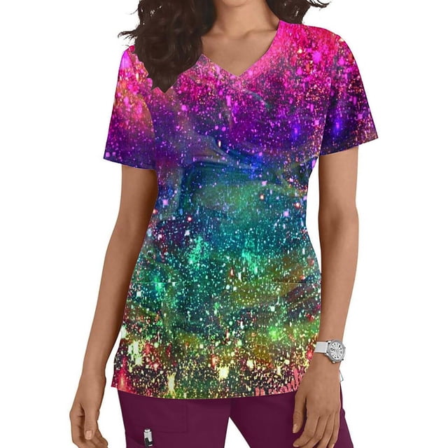 Pisexur Uniformes de Sarrau Femmes Imprimé à Paillettes Vacances Manches Courtes Col en V Hauts Médicaux Chemise Infirmière Tenue de Travail avec 2 Poches. le Haut Met en Valeur un Imprimé Coloré Inspiré des Paillettes dans des Tons Rose, Violet, Vert et Bleu. Il Présente une Encolure en V, des Manches Courtes et Deux Poches Latérales Fonctionnelles. Fabriqué à Partir d'Un Mélange de 95 % polyester et 5 % Élasthanne, Il Est Léger, Respirant et Résistant aux Plis. les Détails Fendus sur les Côtés Améliorent le Confort et le style, le Rendant Idéal pour les Professionnels de la Santé Ou le Port Quotidien Décontracté