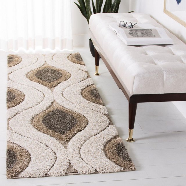 Safavieh Florida Declan Tourbillons Géométriques Tapis Shag pour Aire en Ton Crème sur Ton avec Poil Sculpté Asymétrique Présentant des Tourbillons Géométriques en Vigne Damassée en beige et Brun, Placé sur un Plancher Blanc à Côté d'Un Banc Crème Capitonné avec Pattes en Bois et Pieds en Laiton, Idéal pour Ajouter de la texture et de la Chaleur aux Espaces de Vie.