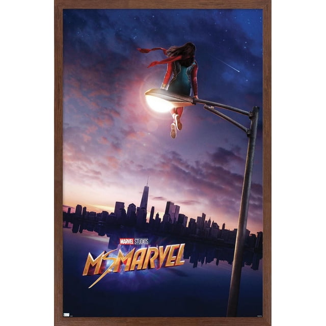 Marvel Ms. Marvel - Affiche Murale Teaser One Sheet, 22,375 Po x 34 Po Montrant Ms. Marvel Assis sur une Lampe de Rue Lumineuse au-Dessus d'Une Ligne d'Horizon de Ville au Crépuscule avec un Ciel Étoilé et une Étoile Filante, Mettant en Vedette le logo Marvel Studios Ms. Marvel, Idéal pour la Déco Murale de Chambre Ou de Bureau.