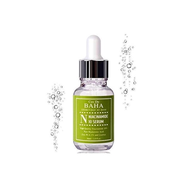 COS DE BAHA (N) Niacinamide 10 % Serum 30 ml dans une Bouteille Transparente avec Étiquette Verte et Bouchon Compte-Gouttes. l'Étiquette Met en Valeur des Ingrédients Clés comme la Niacinamide, l'Hyaluronate de sodium et la Réglisse. le Produit Est Conçu pour les Soins du Visage et Fait Partie de la Catégorie des Sérums pour le Visage.