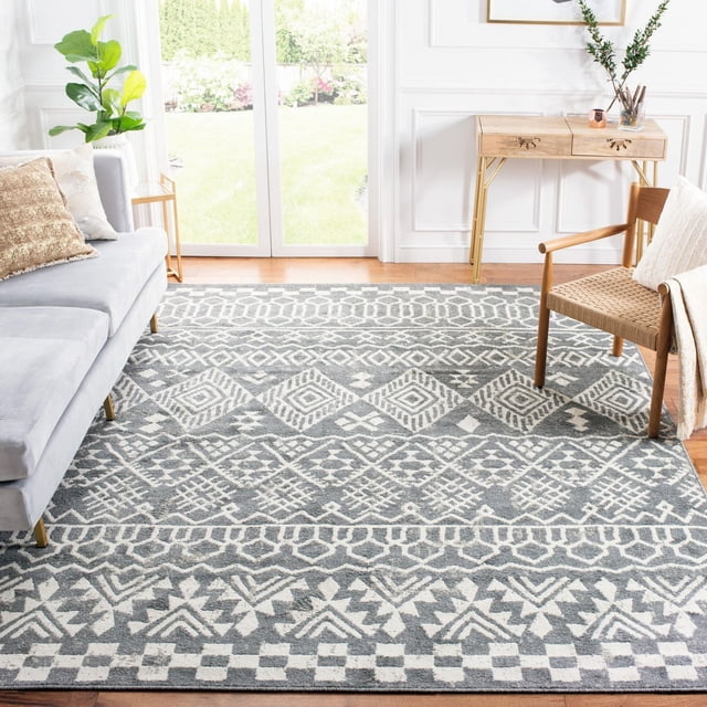 Safavieh Pyramid Tapis Géométrique Henrietta pour Aire avec Motifs de Losanges Gris et Blancs et de Damier en Poil de Coupe Moyenne (0,31”), Exposé sur Plancher de Bois Franc dans un Salon Lumineux entre un sofa Gris et une Chaise en Bois avec Siège Tressé, Idéal pour Améliorer la Chaleur et le style à la Maison Ou au Bureau.