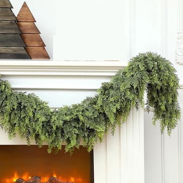 Couronne en Aiguilles de Pins de Noël avec Couronne de Noël Artificielle Verte, Cheminée d'Hiver, Décoration de Table et de Porche, Couronne des Fêtes, Couronne de Noël en Cèdre Vert, Czzoypi Couronne en Aiguilles de Pins de Noël avec