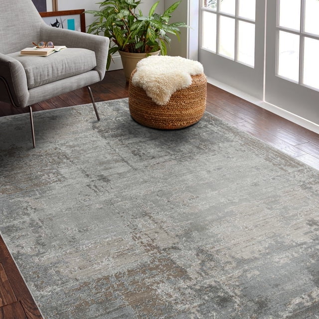 Rug Branch Melo Collection Tapis d'Intérieur Moderne Abstrait Scandinave pour Aire avec Motif Abstrait Gris et beige Atténué sur Plancher de Bois Franc Foncé, Style avec Fauteuil Gris, ottoman Rond Tressé Surmonté de Peau de Mouton Blanche, et Plante en Pot Verte Près de Portes Françaises Blanches, Convient aux Salons et aux Couloirs.