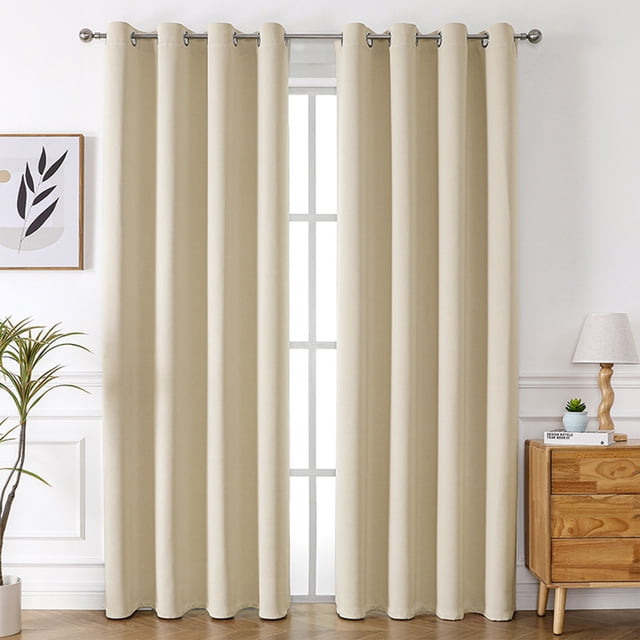 TopLLC Rideaux Occultants Ensemble de 2 Panneaux, Mesurant 51 Pouces par 39 Pouces, de Couleur beige Unie avec une Finition Texturée. Ces Rideaux Isolés Thermiquement, Assombrissants, Sont Faits de 100 % polyester et Comportent des Oeillets Métalliques pour une installation Facile. les Rideaux Sont Présentés Suspendus dans une Pièce Lumineuse et Moderne avec une table d'Appoint en Bois, une Plante en Pot et une Oeuvre Murale, Complétant le Décor Tout en Bloquant la Lumière et Réduisant le Bruit.