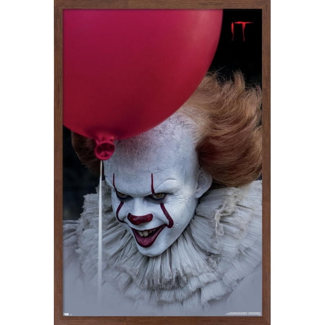 IT - Affiche Murale de Ballons, 14,725 Po x 22,375 Po Mettant en Vedette un Gros Plan d'Un clown au Visage Blanc avec Maquillage Fissuré et Cheveux orange Vif, Portant un Col à Volants Superposés, Partiellement Obscurci par un Grand Ballon Rouge au Premier Plan, sur Fond Sombre avec le logo « IT » Rouge, Convient à la Déco de Chambre à Thème Horreur Ou à la Décoration de Fête.