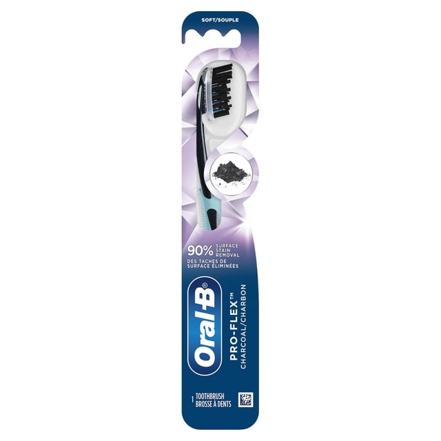 Oral-B Pro-Flex Brosse à Dents Manuelle au Charbon, Souple, en Emballage de Vente au Détail avec une Tête à Double Flexion et des Poils Infusés de Charbon Conçus pour Enlever jusqu'à 90 % des Taches de surface, Dotée d'Un Manche Blanc et Noir avec accents Bleus pour des Soins Buccodentaires Doux au Quotidien.