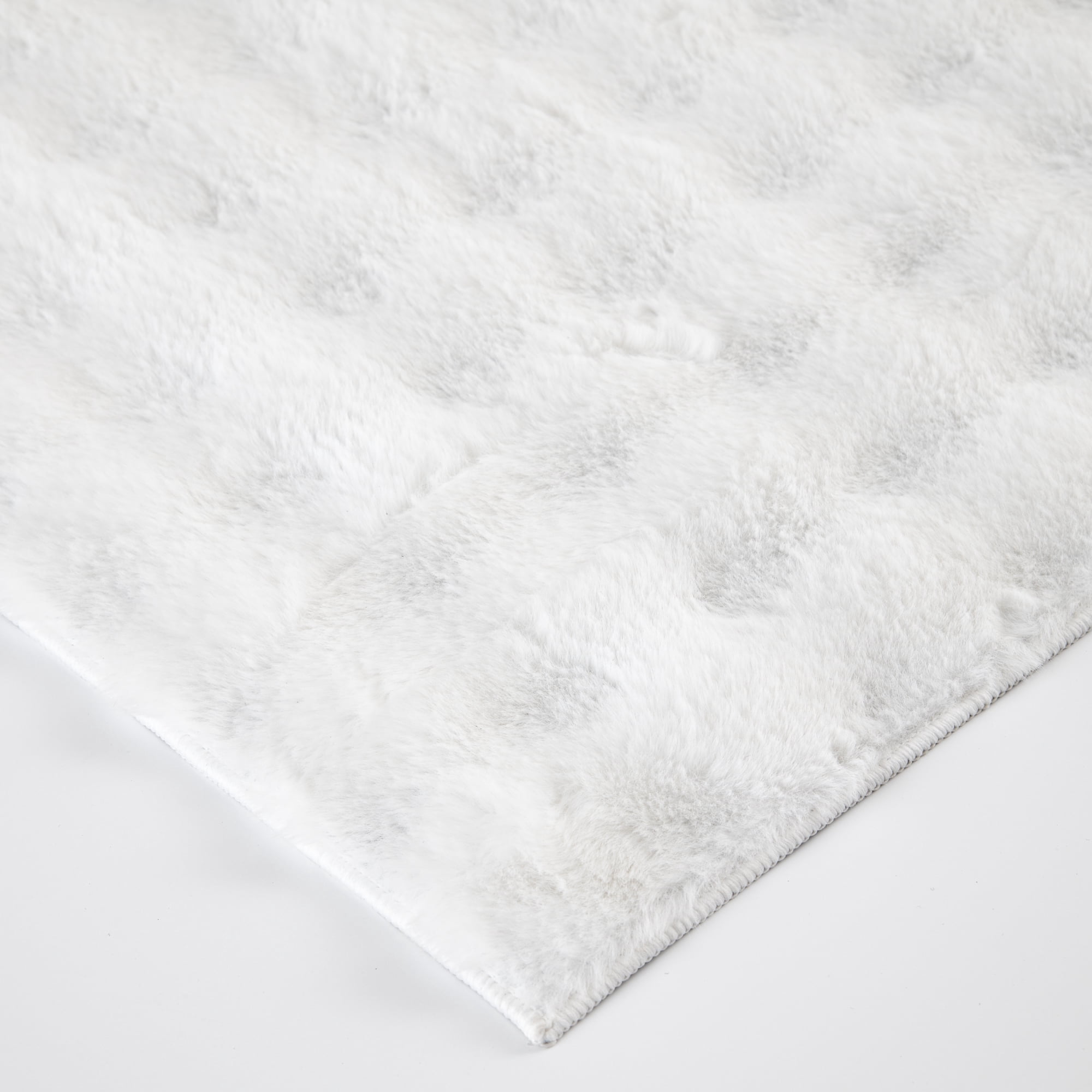 Tapis Mainstays Bubble Rabbit en fausse fourrure blanche 500 g/m², format 152 x 213 cm, recommandé pour le salon, la salle à manger et la chambre.