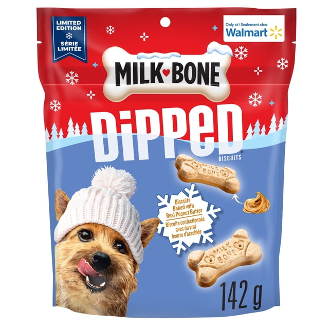 Milkbone Ensemble de Gâteries pour Chiens de 142 g, Comprenant des biscuits Trempés Cuits avec du Vrai Beurre d'Arachide, Deux biscuits en Forme d'Os et une Touche de Beurre d'Arachide sur un Fond Hivernal Rouge et Bleu, et un Chien Portant un Bonnet Tricoté Blanc Qui Se Lèche les Lèvres.
