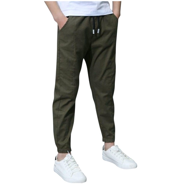QIPOPIQ Pantalon de Jogging Extensible à Enfiler pour Garçons en Liquidation Vert Armée, Coupe Décontractée avec Taille Élastiquée et Cordon de Serrage. les Pantalons Ont des Poches Inclinées sur le Côté avant, des Poches patch Arrière et des Poignets de Jambe à Bande Élastiquée pour un Style Moderne. Fait de Toile 98 % Coton et 2 % Élasthanne pour Confort et Durabilité, Convient aux Tenues Décontractées Ou Actives.
