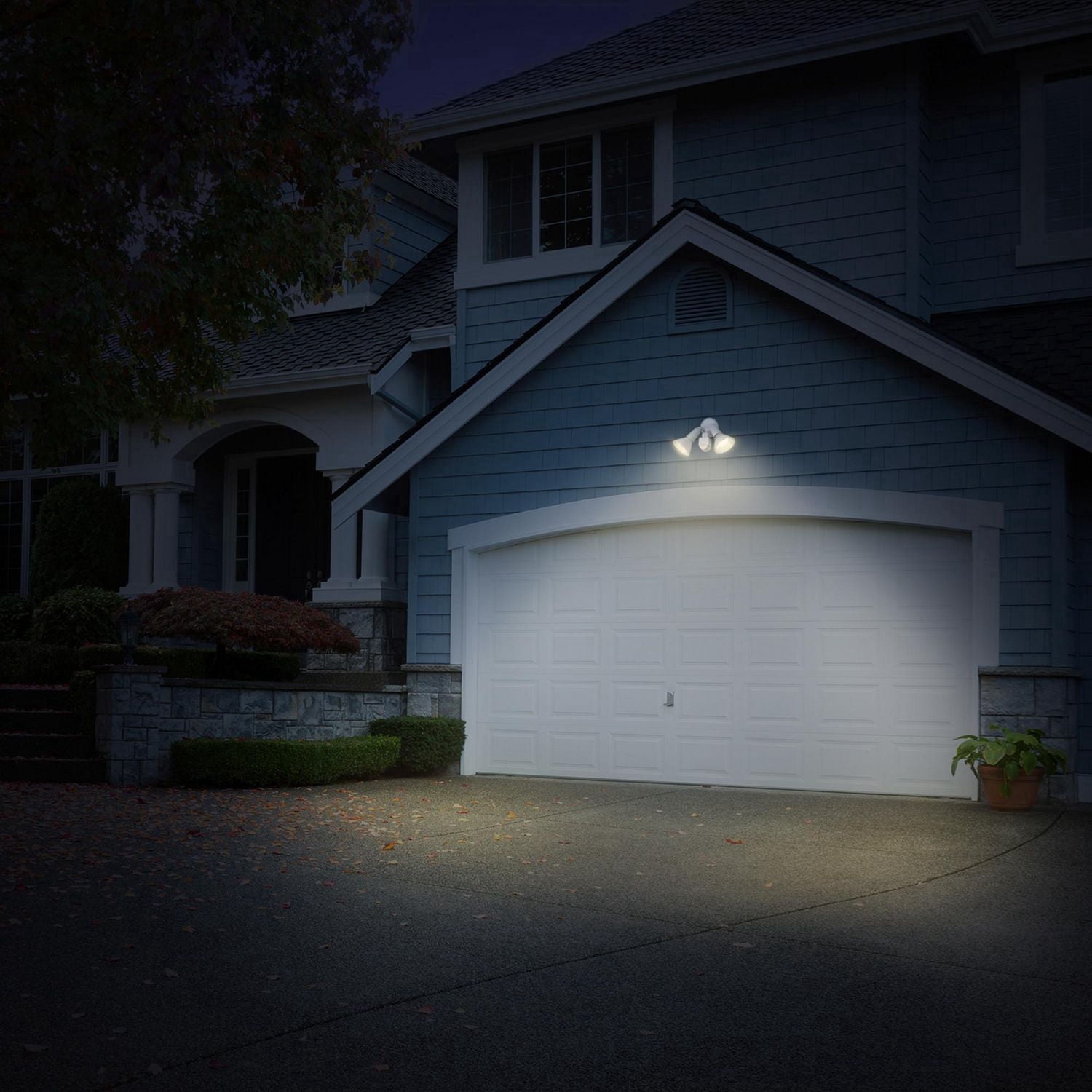 Globe Electric Lampe de sécurité double de 300 W résistante aux intempéries et avec détecteur de mouvement, fini blanc, zone de détection de 180° (79770)