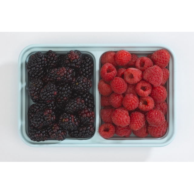 Contenant pour Préparation de Repas, Petit, Contenant Rectangulaire à 2 Compartiments en Plastique Bleu Pâle Tenant des Mûres d'Un Côté et des Framboises de l'Autre, Conçu pour l'Entreposage des Aliments et l'Organisation de la Cuisine, Idéal pour le Contrôle des Portions et la Préparation des Repas.
