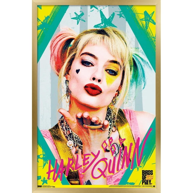DC Comics Film - Oiseaux de Proie - Harley Quinn - Affiche Murale Kiss, 22,375 Pouces x 34 Pouces Mettant en Vedette Harley Quinn avec des Queues de Cochon Blondes Teintes Rose et Bleu, Portant des Colliers à Chaîne Superposée et un Haut Rose avec des Bretelles Dorées, Soufflant un Baiser sur un Fond Rayé avec des accents d'Étoiles Sarcelle et Jaune et un Texte Audacieux « Harley Quinn » Rose, Convenant à une Déco Murale Vibrante Ou à une Décoration de Fête