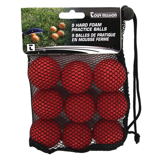 Balles de Golf d'Entraînement en Mousse Dure, Lot de 9 par Tour Mission Montrant Neuf Balles d'Entraînement de Golf en Mousse Rouge Vif dans un Sac à Cordon en Maille Noire avec une Étiquette. Ces Balles Légères et Durables Conviennent à la Pratique du Golf Intérieur et Extérieur et Sont Souvent Utilisées pour un Entraînement de Jeu Court Sécuritaire.