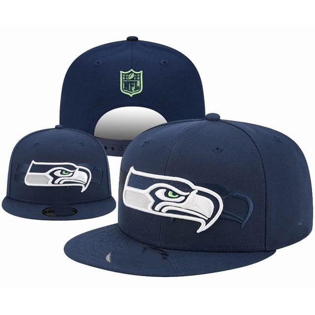 Seattle Seahawks Casquette de Baseball Unisexe Ajustable, une Casquette de Sport Tendance Fabriquée en Matériau Athlétique durable. la Casquette Bleu Marine Présente le logo des Seahawks Brodé à l'Avant et un Emblème de la NFL à l'Arrière. Parfaite pour l'Équipement des Fans d'Équipe, les Tenues Décontractées Ou les Activités de Plein Air, Elle Comprend une Sangle Ajustable pour un Ajustement Confortable.