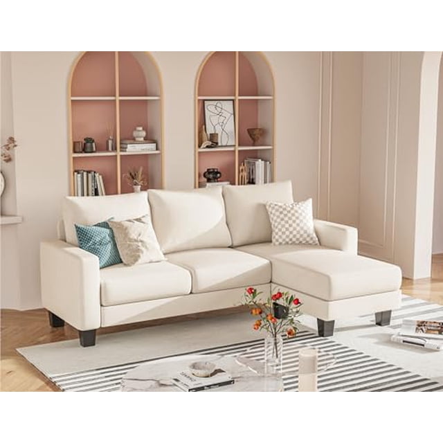 Homall Canapé Sectionnel Convertible pour Salon, avec un design en L à 3 Places et une Méridienne Réversible. le Canapé Est Rembourré en Tissu de Lin Doux et Respirant et Comprend des Coussins en Éponge à Haute Densité pour le Confort. Il Est Présenté dans un Salon Ton Neutre avec des Coussins Décoratifs et un Tapis à Rayures, Mettant en Valeur Sa Convenance pour les Petits Espaces comme les Appartements Ou les studios.