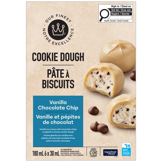 Notre Excellence Bouchées de Crème Glacée à la Pâte à Biscuits aux Pépites de Chocolat à la Vanille Montrant Trois Bouchées Rondes de Crème Glacée Enrobée de Pâte à Biscuits sur un Fond beige, une Coupe Ouverte pour Révéler de la Crème Glacée à la Vanille avec des Pépites de Chocolat à l'Intérieur, Accompagnées de Pépites de Chocolat Éparpillées et de logos de Qualité Laitière Canadienne.