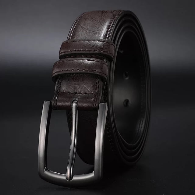STRAND Ceinture en Cuir Véritable pour Homme Brun avec une Boucle Métallique Résistante aux Rayures et des Coutures Renforcées pour la Durabilité. Fabriquée en Cuir Véritable avec une Finition Brun Riche, Cette Ceinture Est Idéale pour le Port Quotidien et Convient aux Uniformes de Karaté, aux Activités d'Arts Martiaux, au denim, aux Pantalons Décontractés Ou aux Tenues Formelles. une Vue Gros Plan Met en Valeur le Cuir Texturé et un design Élégant à Boucle.