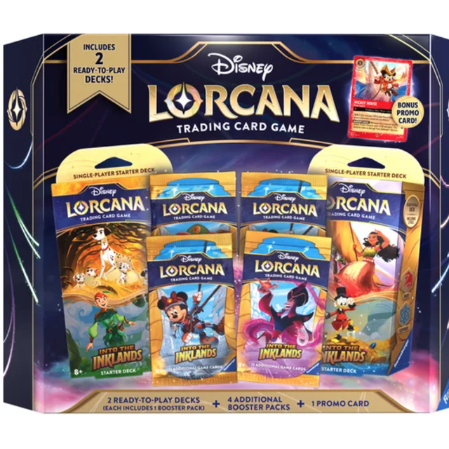 Lorcana Ensemble – Ensemble Exclusif de Jeu de Cartes à Collectionner par Ravensburger, Comprenant Deux Jeux de Départ Prêts à Jouer, Quatre Paquets booster Supplémentaires et une Carte promo en Feuille de Collection. l'Emballage Met en Valeur des Oeuvres d'Art à Thème Disney de la Série « Into The Inklands », Mettant en Vedette des Personnages comme Mickey Mouse et d'Autres Figurines Emblématiques. Idéal pour les Collectionneurs et les Joueurs de 8 Ans et Plus.