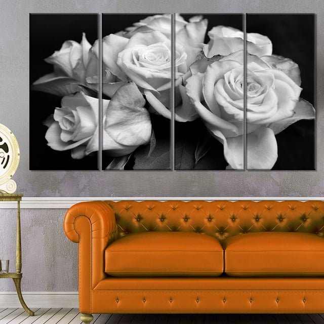 Design Art Bouquet de Roses Noir et Blanc Impression d'Art sur Toile Florale Mettant en Vedette un Gros Plan de Quatre Roses Blanches en Noir et Blanc, Galerie Enveloppée sur Toile de Coton de Haute Qualité à Travers Quatre Panneaux Verticaux, Prête à Accrocher au-Dessus d'Un sofa en Cuir orange, Idéale pour Ajouter une Déco Florale Moderne aux Espaces de Vie Ou de Bureau.