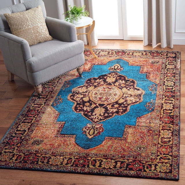 SAFAVIEH Vintage Hamadan Tapis Traditionnel Tahnee avec Médaillon central Bleu et motifs Floraux Persans Complexes en Rouge, Or et Noir, Posé sur un Plancher de Bois Franc à Côté d'Un Fauteuil Gris et d'Une table d'Appoint Ronde avec une Plante Verte, Convient pour Ajouter un style Vintage aux Espaces de Vie.