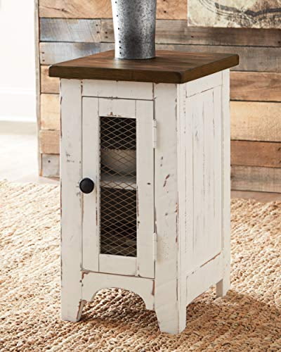 Signature Design by Ashley Wystfield Chaise de Style Ferme Table d'Appoint Bout de Canapé avec Porte d'Armoire pour Rangement Blanc et Brun avec Fini Vieilli
