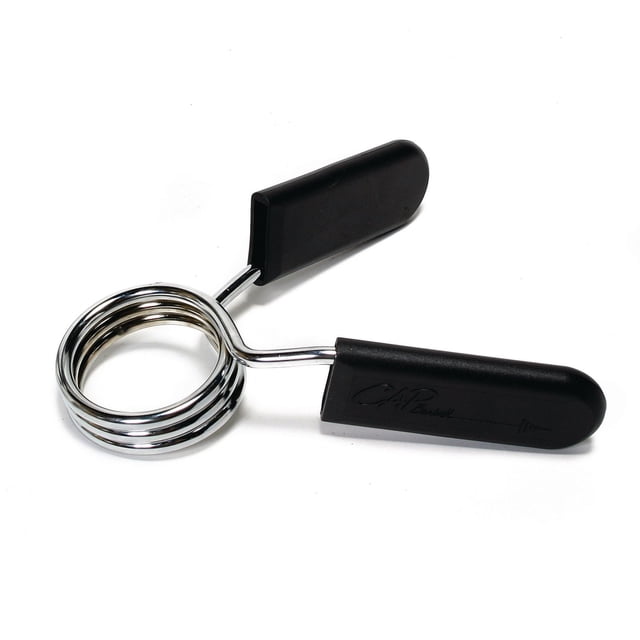CAP Barre 2 Pouces Olympique Collier à Ressort Chromé, Simple, Montré en Gros Plan Vue Inclinée sur Blanc. Ce Collier à Ressort Chromé avec Poignées en Plastique Noir s'Adapte aux Barres d'Haltérophilie Olympiques, Sécurise les Plaques de Poids pendant les Entraînements. la Finition Chrome Résistante à la Rouille et les Poignées à Prise Sécurisée Aident à une Utilisation Facile. Utilisé Souvent pour Améliorer la Force de l'Avant-bras en Pressant les Poignées pendant l'Entraînement.