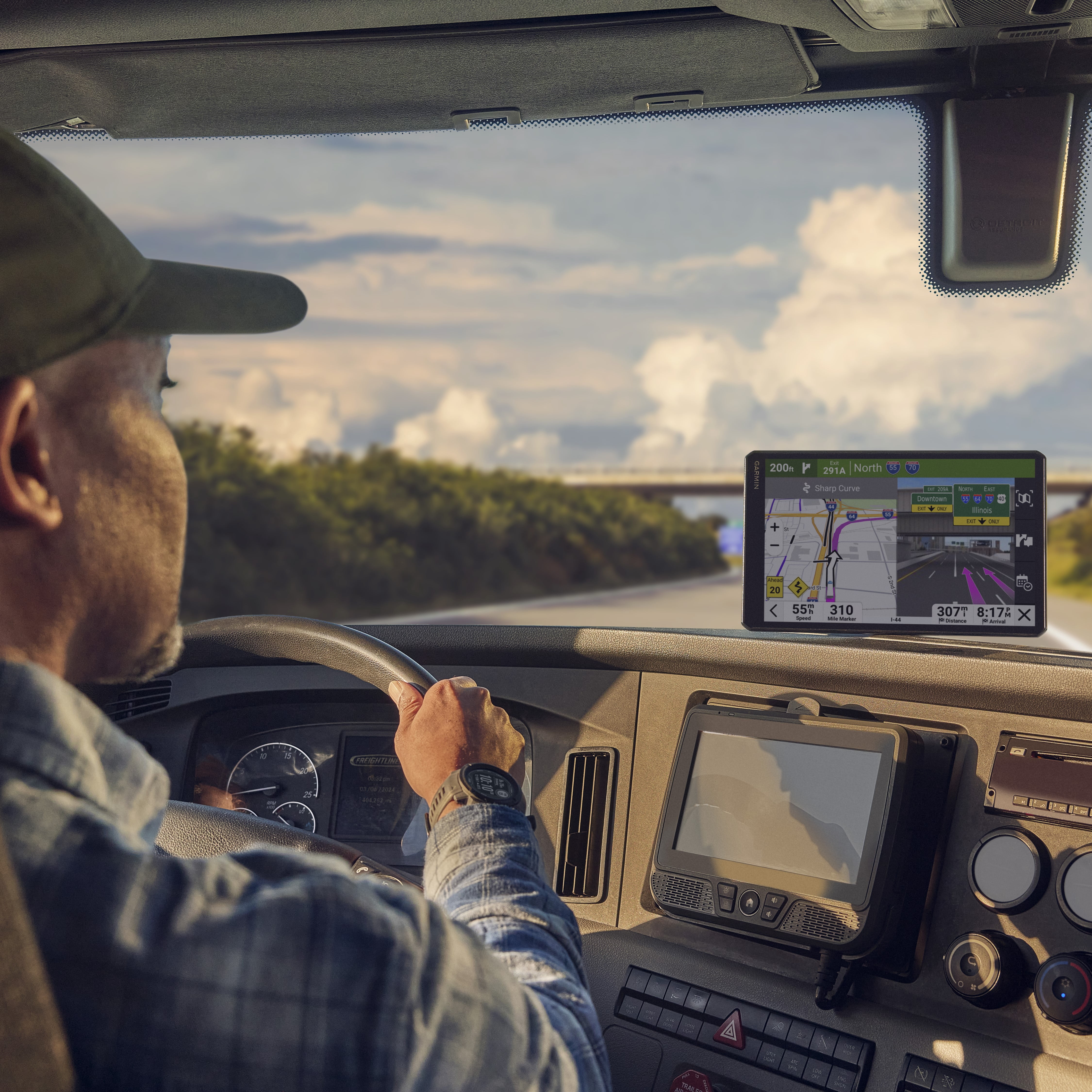 Navigateur GPS pour camion à écran 6 pouces Garmin dēzl™ OTR620 - Noir