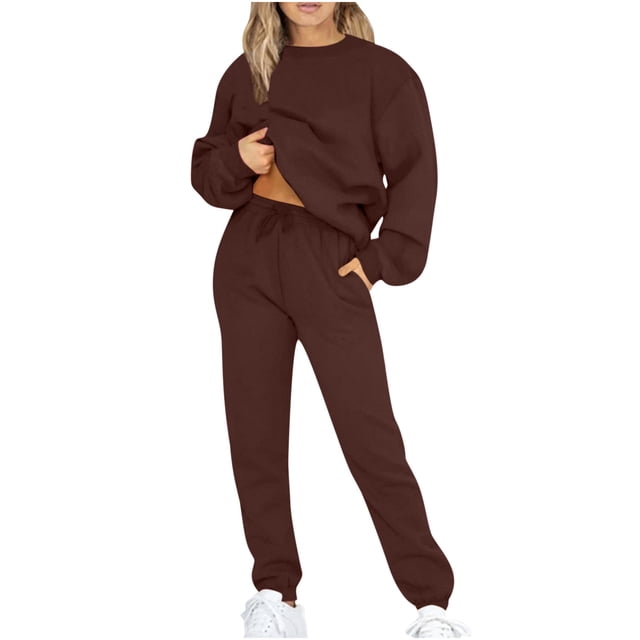 IROINNID Survêtement pour Femmes Ensemble 2 Pcs Couleur Café, Comprenant un Haut Ample à Manches Longues avec un Col Rond et un Pantalon long Ajusté Assorti. Fabriqué en polyester Léger, Cette Tenue Décontractée Est Conçue pour le Confort et le style, Convient au Port Quotidien, à la Détente Ou au jogging. le Modèle Met en Valeur le Survêtement avec des Espadrilles Blanches, Mettant en Valeur Sa Coupe Décontractée et Son design Pratique.