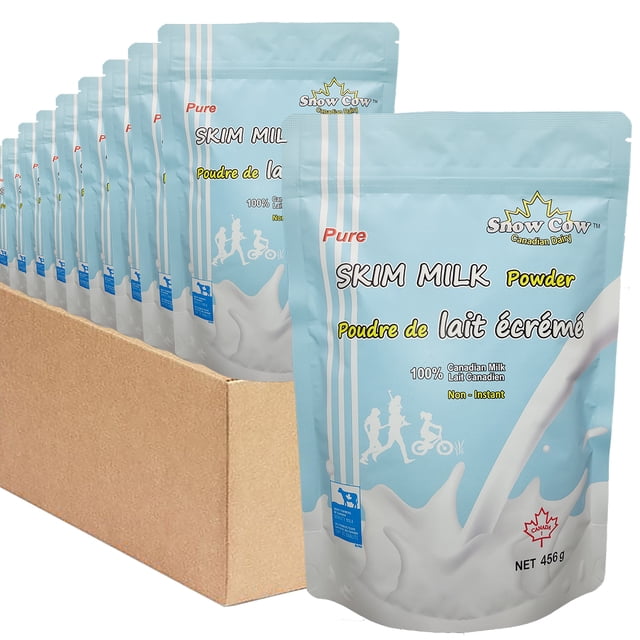 Poudre de Lait Écrémé - 10 Lb, Produit du Canada par Snow Cow, Emballée dans des Sachets Bleus Refermables avec Étiquetage Bilingue Anglais et Français. le design Met l'Accent sur les Caractéristiques « Pures » et « Non Instantanées », un logo de Feuille d'Érable Canadienne, et des instructions pour le Mélange. Convient aux applications de Pâtisserie et de Cuisine.