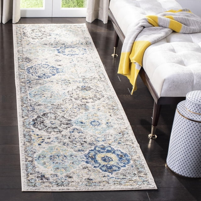 SAFAVIEH Madison Judith Tapis Coureur Géométrique Floral Présentant un Motif Floral et Géométrique Transitionnel dans des Tons Bleu, Gris et Jaune, Tissé Mécaniquement pour la Durabilité, Exposé sur un Plancher de Bois Franc Foncé à Côté d'Un Banc Capitonné avec un Jeté Gris et Jaune, Idéal pour Accentuer les Couloirs Ou les Espaces Étroits.