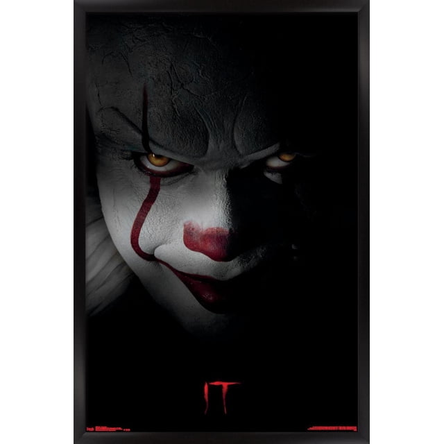 IT - Pennywise Affiche Murale, 22,375 Po x 34 Po, Encadrée Noire avec un Fond Sombre et un Texte « IT » Rouge au Centre Inférieur, art Mural Idéal pour la Déco de la Maison, la Chambre Ou les Espaces de Bureau.