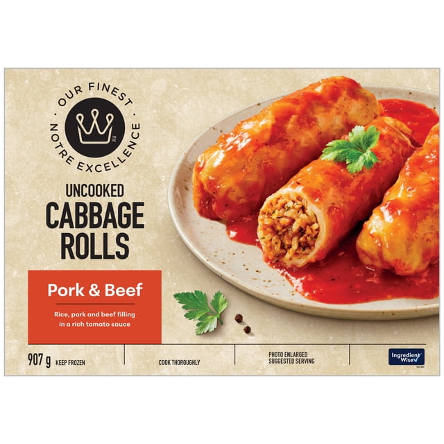 Notre Excellence Roulés au Chou au Porc et au Bœuf, Repas Surgelé Non Cuit avec Trois Roulés au Chou Remplis de Riz, de Porc et de Bœuf dans une Riche sauce Tomate sur une Assiette beige, Garnis de Persil et de Grains de Poivre Noir, Sachet de 907 g Convenant à la Préparation au Four.
