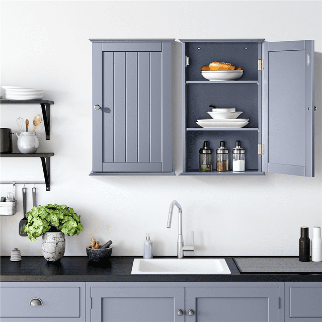 Fullfurnique Armoire Réglable à 3 Niveaux pour Salle de Bain/cuisine/salon en Gris, Murale avec Deux Portes, une Ouverture Montrant Trois Tablettes Ajustables Tenant des Assiettes, des Bols et des Pots à Épices, en MDF Peint Imperméable avec Quincaillerie en Métal, Installée au-Dessus d'Un Évier de Cuisine avec Armoires Grises et Comptoir Noir, Idéale pour Organiser des Articles de Cuisine Ou de Salle de Bain.