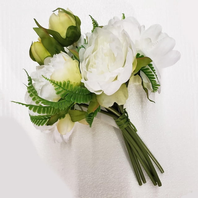 Bouquet de Pivoines, Blanc avec Pivoines Blanches en Soie Nouées à la Main et Feuilles de Fougère Vertes aux Grandes et Petites Fleurs, Relié par des Tiges Vertes, Mesurant 9,5 Pouces de Hauteur et 8,25 Pouces de Largeur, Convient à la Déco de la Maison Ou du Bureau et aux arrangements Floraux Bricolage.