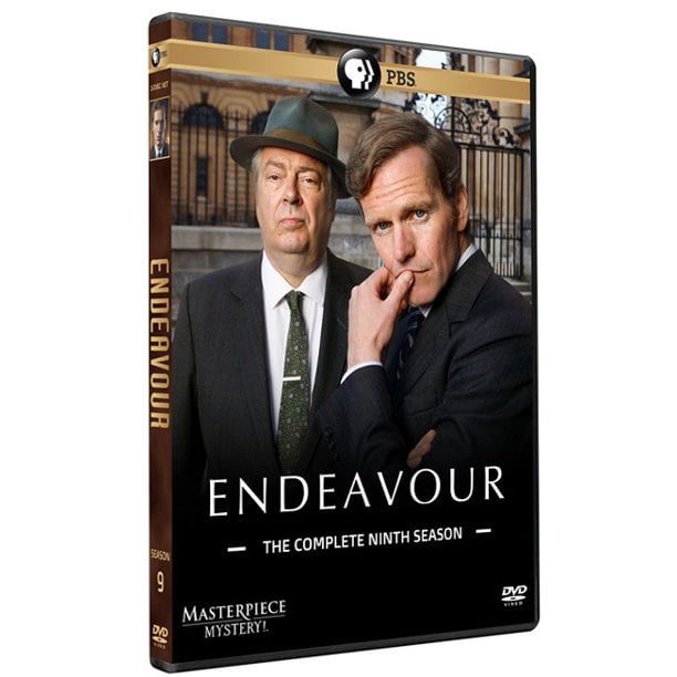 Endeavour Saison Complète 9 (DVD) - Anglais Seulement. la Couverture DVD Présente le Titre « Endeavour : la Neuvième Saison Complète » avec Deux Personnages en Tenue Formelle Se Tenant devant un Bâtiment Historique. Produite par Mammoth Screen et Chef-D'œuvre pour ITV Studios, Cette Drame de Détective Britannique Met en Vedette Shaun Evans et Roger Allam. la Série Est une Préquelle de l'Inspecteur Morse, avec des Épisodes d'Une Durée de 90