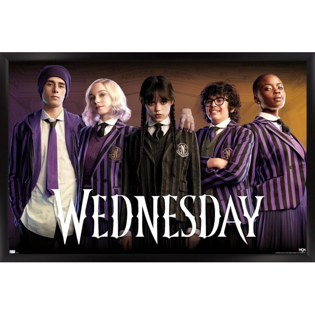 Wednesday - Affiche Murale de Groupe, 22,375 Po x 34 Po, Représentant Cinq Personnages en Vestons d'École à Rayures Violettes et Noires avec Chemises Blanches et Cravates Noires Debout Côte à Côte, avec le Titre « Wednesday » en Police Gothique Blanche Audacieuse au Bas, Idéal pour l'Art Mural et la Déco Intérieure.