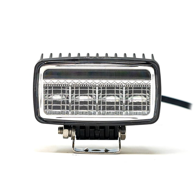 Alpena TREKTEC Barre Lumineuse DEL 4PF Vue de devant Montrant une Forme Rectangulaire avec Quatre DEL de Faisceau de Conduite Blanches derrière une Lentille Claire, Logée dans un Boîtier en Alliage Noir avec Ailettes de Refroidissement et Support de Montage en Acier Inoxydable, Conçue pour l'Éclairage Extérieur Automobile et les Sports Motorisés.