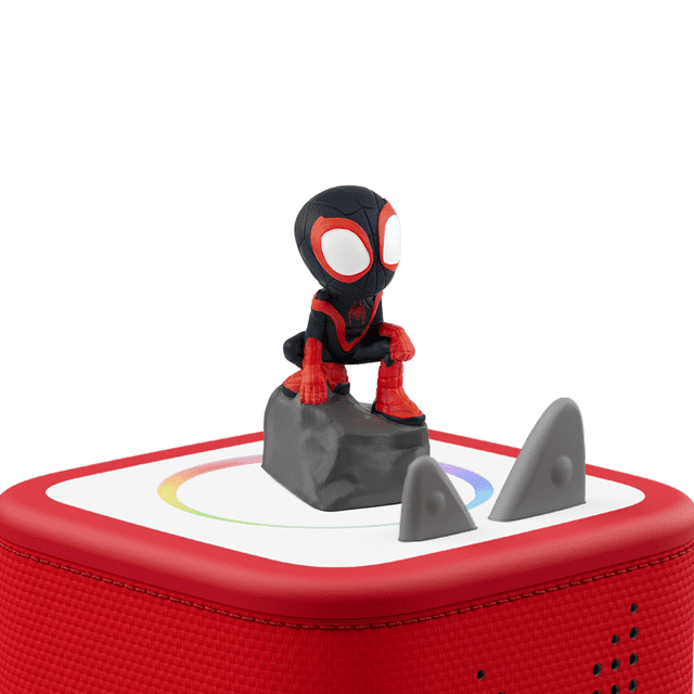 Tonies Personnage Audio - Marvel Spiderman & His Amazing Freinds (Anglais Seulement) avec une figurine Multicolore de Spider-Man en Costume Noir et Rouge Accroupie sur un Rocher Gris, Placée sur un Haut-Parleur Toniebox Rouge Recouvert de Tissu avec Dessus Blanc et Boutons de Commande, Conçue pour l'Électronique Éducative et le Divertissement Audio pour Enfants Sans Écran.